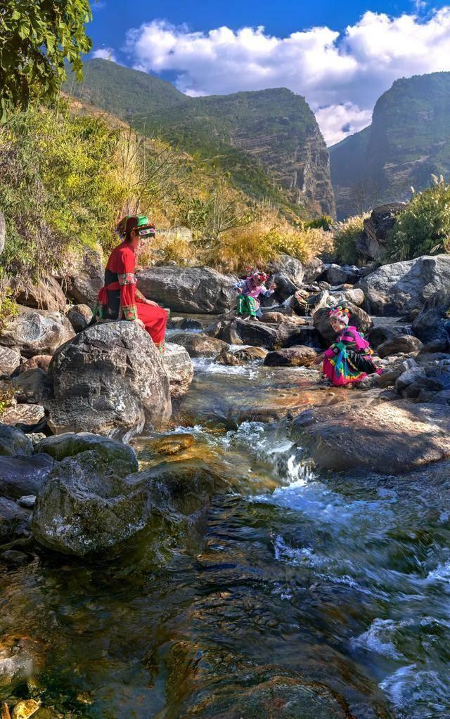 女人在微信对男人发，刚新做的美甲的照片，给男人看、这是什么意思？游戏画面