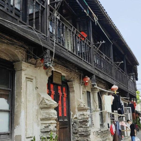 男子放炮庆祝朋友新婚不慎引燃车内鞭炮：吓了一大跳，还好人没事